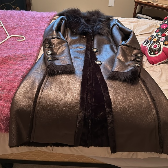 Jones New York 3/4 length faux fur, faux leather coat.  Size Small - Picture 4 of 4